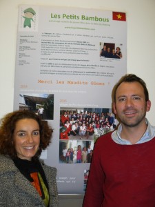 Benoit et Elise devant le poster des Petits Bambous