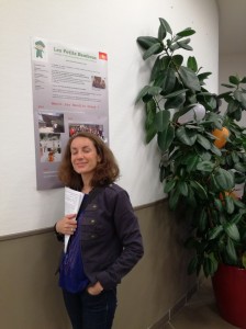 Elise devant le poster des PB