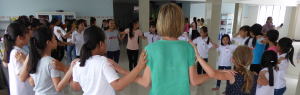 jeux avec les enfants Kinh Cung